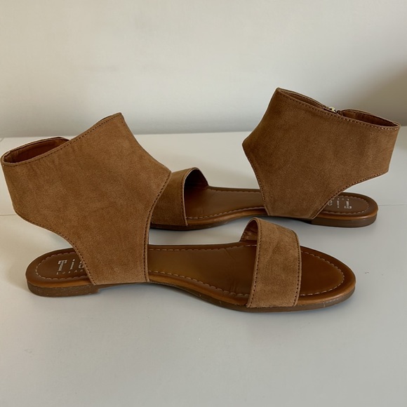 Tiara Los Angeles Tan Sandals - Picture 5 of 5